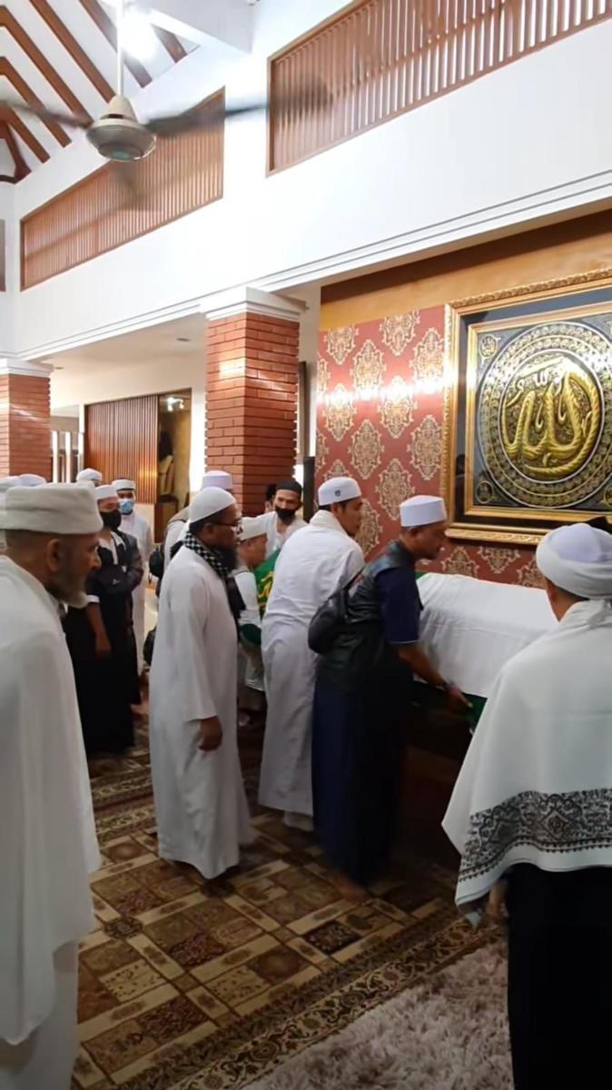 jenazah Ameer Azzkira di rumah duka (instagram.com/umyraniabawazier)
