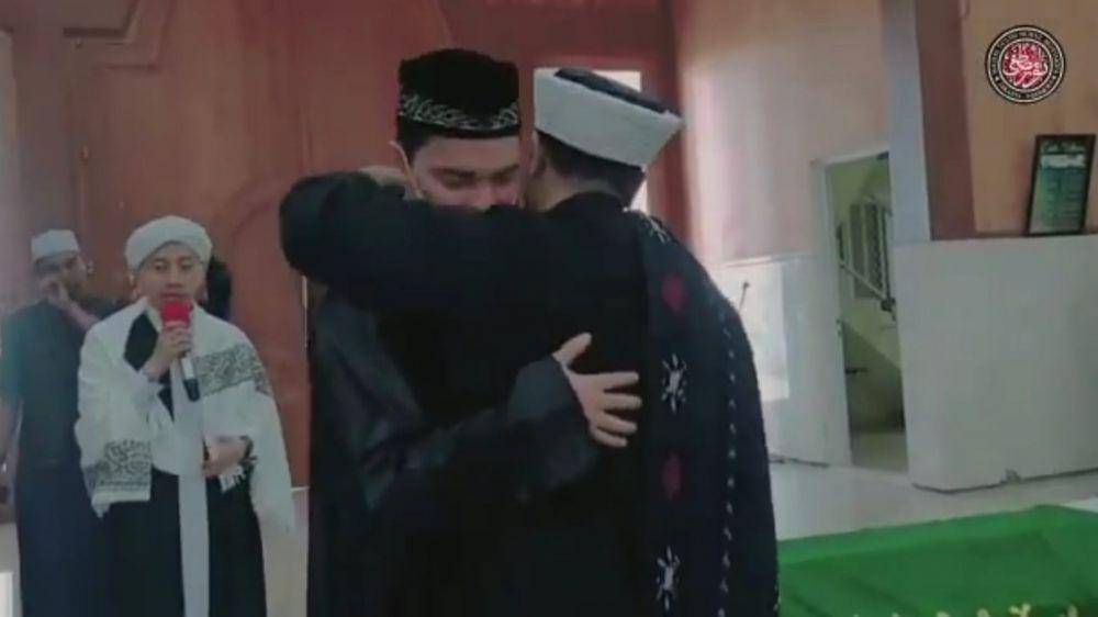 Alvin Faiz antarkan sang adik, Ameer Azzikra, ke peristirahatan terakhir (instagram.com/haziq_mohammed__)