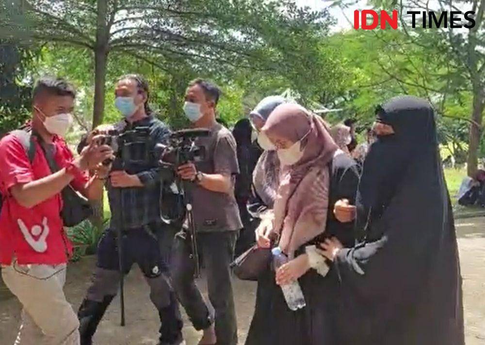 Istri Ameer Azzikra, Nadzira Shafa saat datang ke pemakaman suaminya pada Senin (29/11/2021). (IDN Times/Erfah Nanda)