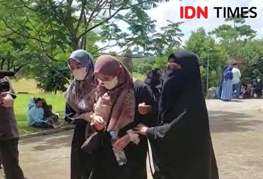 Istri Ameer Azzikra, Nadzira Shafa saat datang ke pemakaman suaminya pada Senin (29/11/2021). (IDN Times/Erfah Nanda)