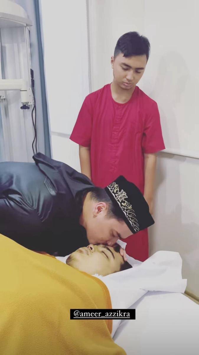 Alvin Faiz antarkan sang adik, Ameer Azzikra, ke peristirahatan terakhir (instagram.com/alvin_411)