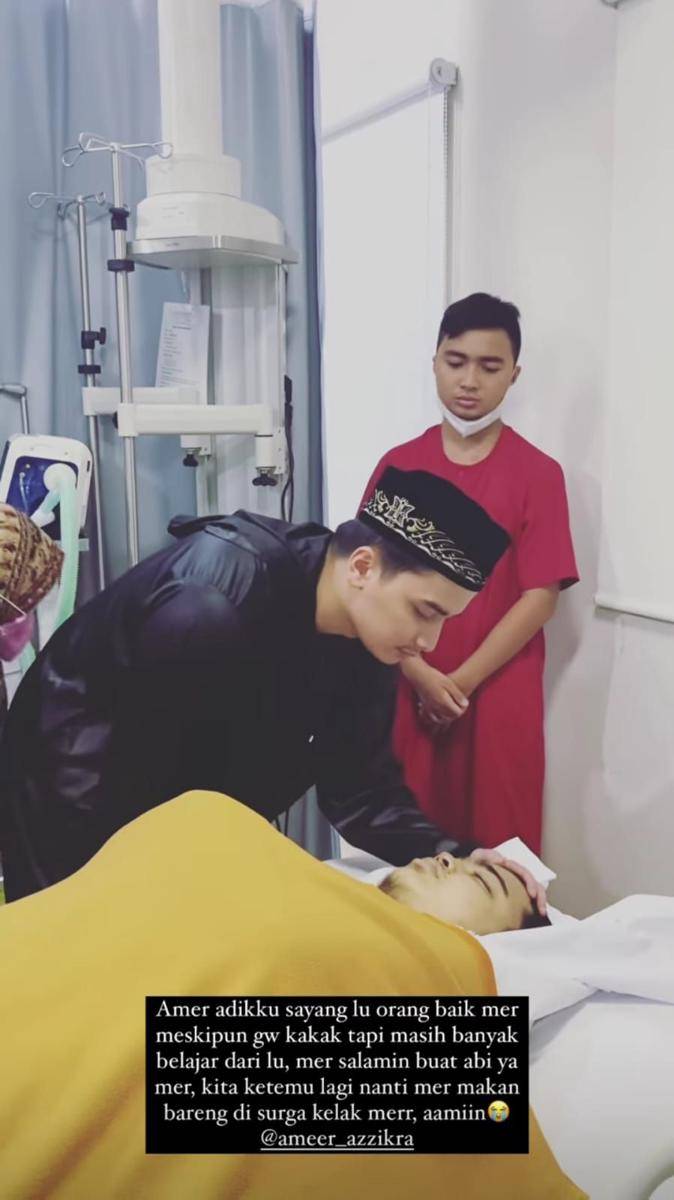 Alvin Faiz antarkan sang adik, Ameer Azzikra, ke peristirahatan terakhir (instagram.com/alvin_411)