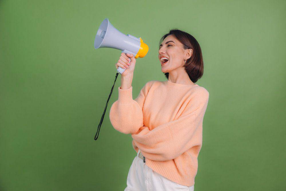 ilustrasi seorang perempuan berbicara menggunakan pelantang (freepik.com/kroshka__nastya)