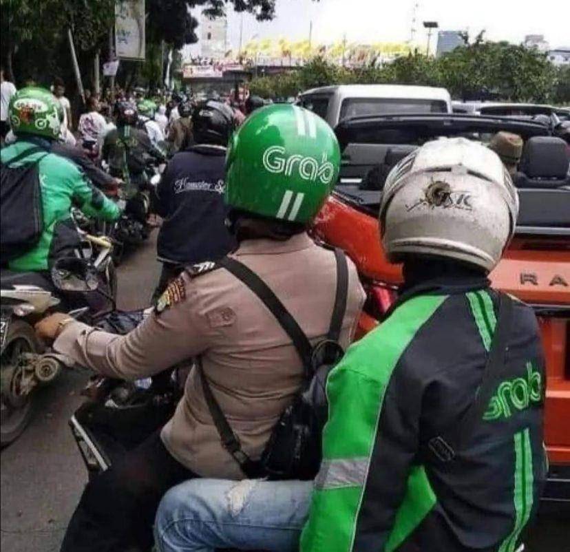 driver ojek online dibonceng penumpang (instagram.com/newdramaojol.id)