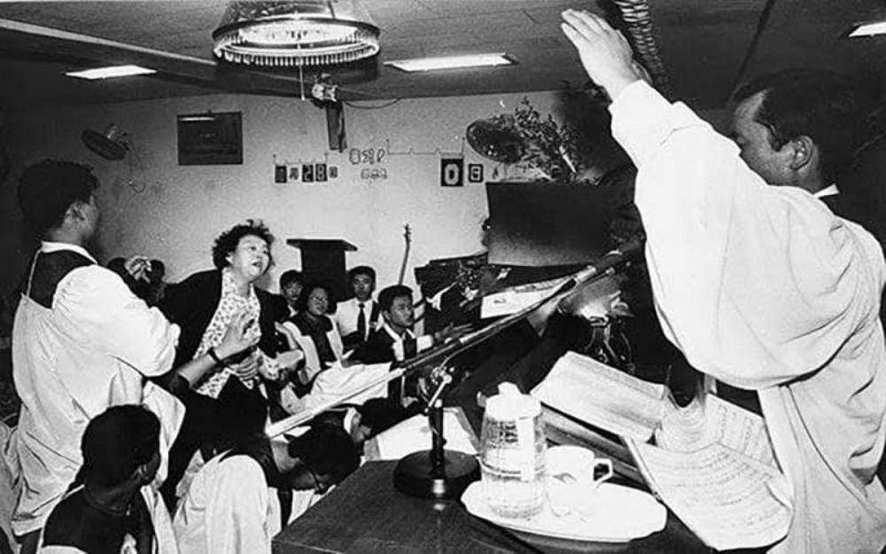 Seorang pengikut perempuan yang melemparkan lembaran nyanyian pujian sebagai protes di Dami Mission Church pada 28 Oktober 1992 karena Hari Pengangkatan yang dijanjikan tidak terjadi. (koreajoongangdaily.joins.com)