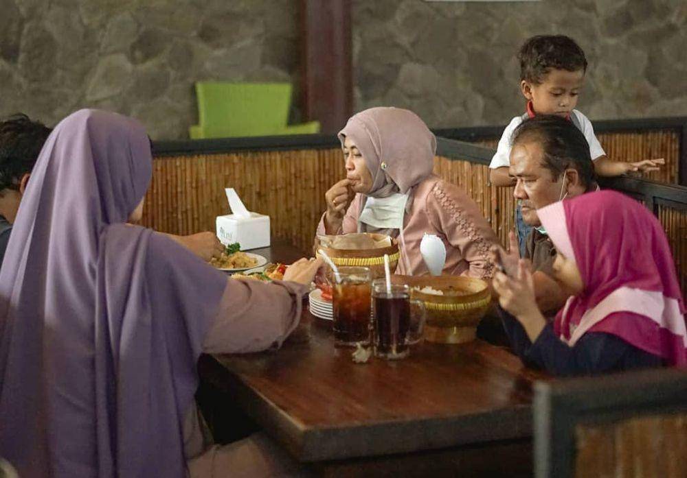 ilustrasi makan bersama keluarga (instagram.com/warungapungrahmawati)