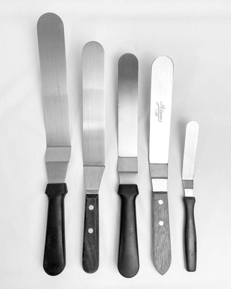 Ilustrasi offset spatula (instagram.com/lauriginale_cakedesign)