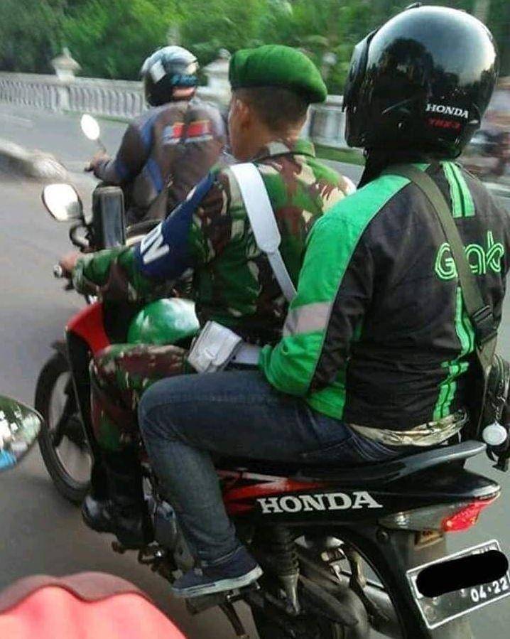 driver ojek online dibonceng penumpang (twitter.com/txtdrberseragam)