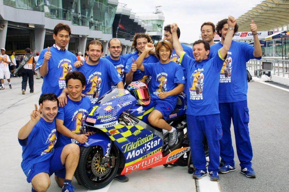Daijiro Kato juara dunia 250cc bersama kru. (motogp.com)