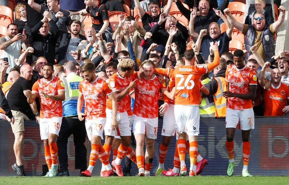 Pemain Blackpool saat merayakan gol (footballleagueworld.co.uk)