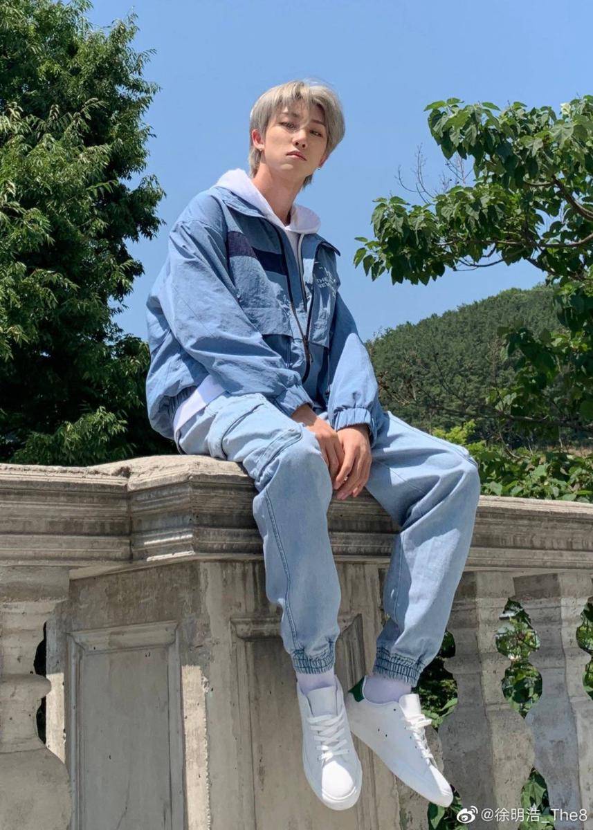 foto The8 dengan jaket biru (twitter.com/17_17gram)