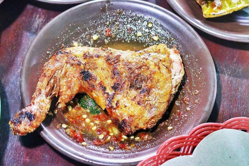 Ayam goreng asap Noraji 96 (instagram.com/kulinerkotapontianak)