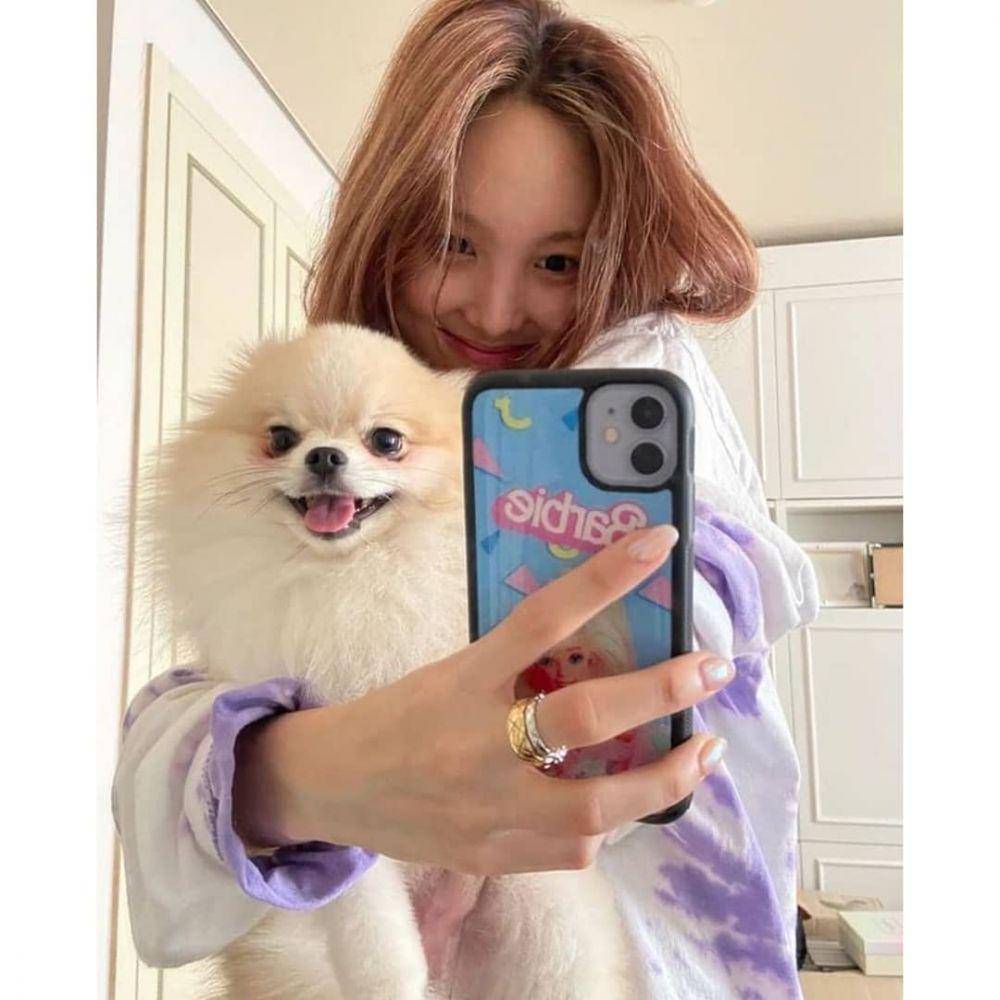 Nayeon dan Kookeu (instagram.com/twnayeond)