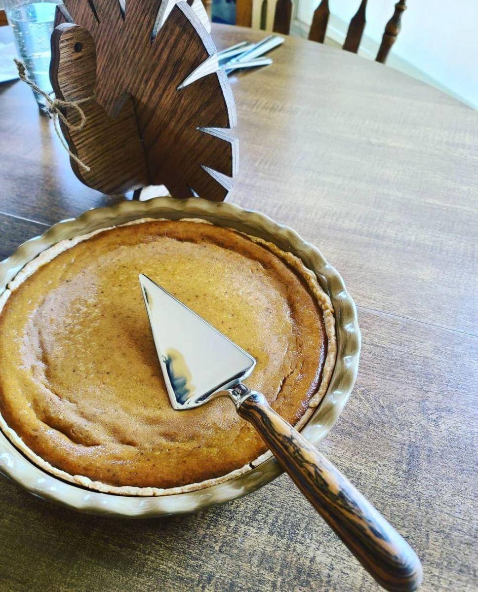 Ilustrasi pie server (instagram.com/birddog_woodworks)