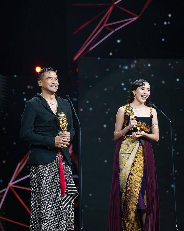 Potret Beby Tsabina dan Donny Damara di acara IMA Awards 2021 pada Minggu (28/11/2021). (instagram.com/bebytsabina)