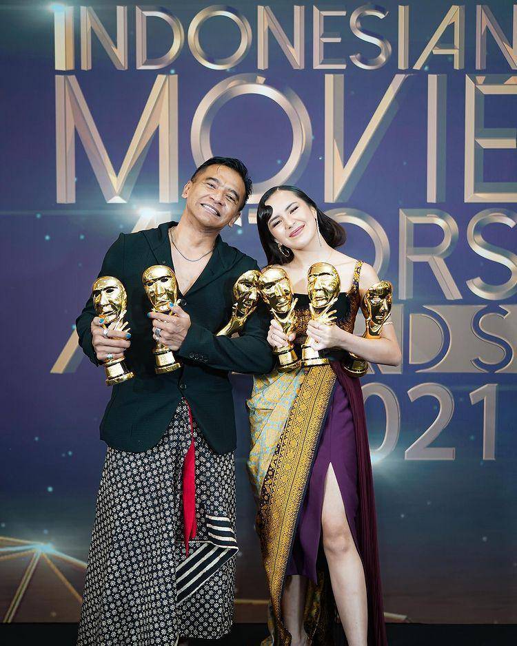 Potret Beby Tsabina dan Donny Damara di acara IMA Awards 2021 pada Minggu (28/11/2021). (instagram.com/bebytsabina)