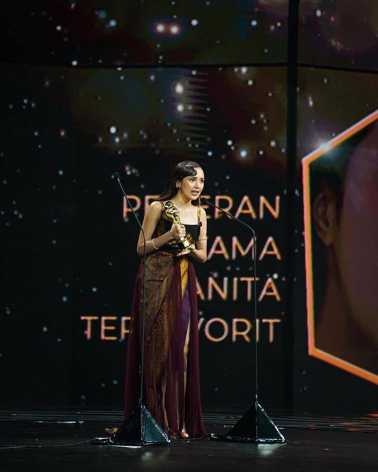 Potret Beby Tsabina di acara IMA Awards 2021 pada Minggu (28/11/2021). (instagram.com/bebytsabina)