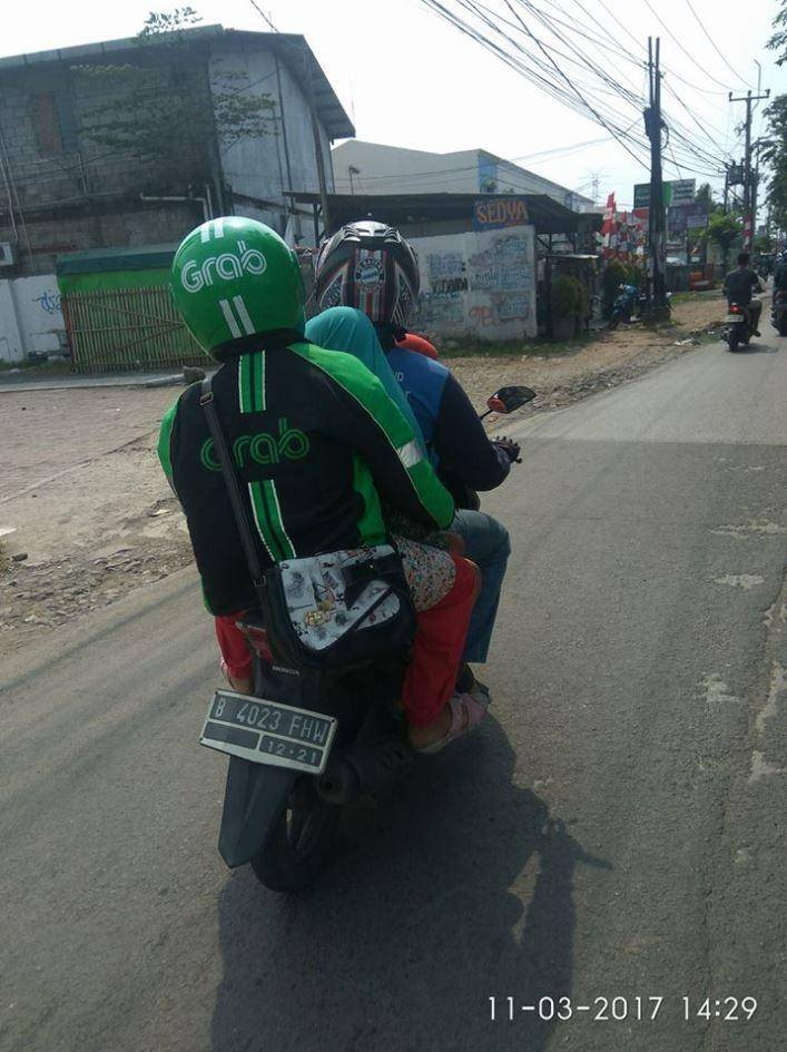 driver ojek online dibonceng penumpang (facebook.com/baru.ii)