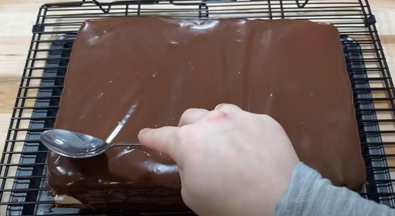 proses mendekor cake (youtube.com/Deli Cuisine)
