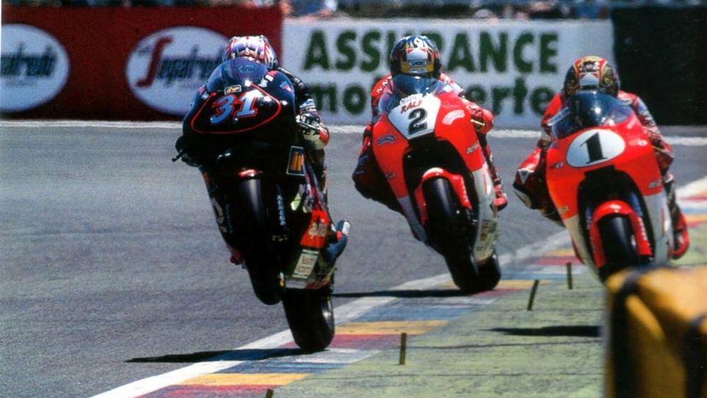 Tetsuya Harada dengan motor nomor 31 di sirkuit. (motogp.com)