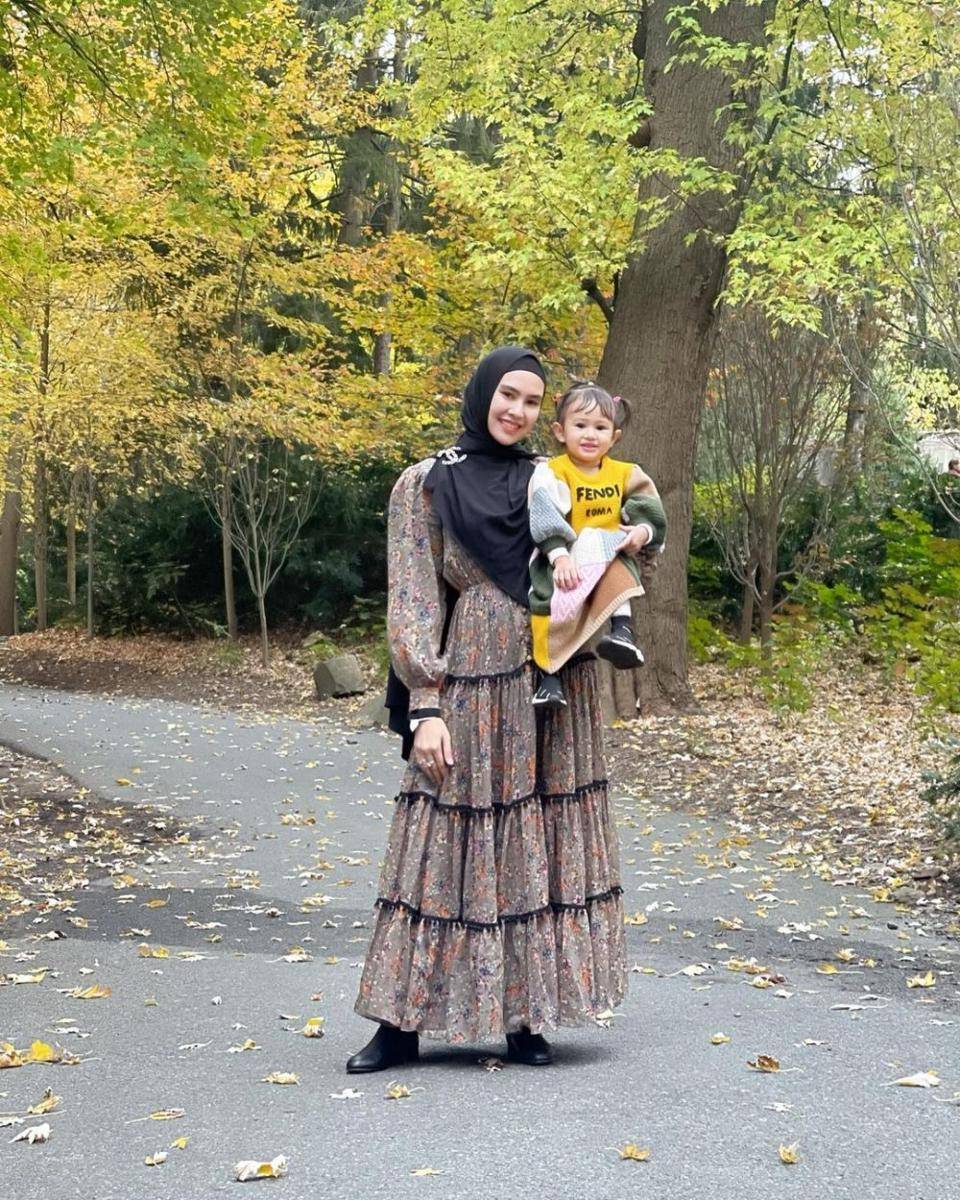 Potret Kartika Putri momong anak saat liburan. (instagram.com/kartikaputriworld)