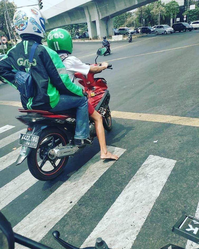 driver ojek online dibonceng penumpang (instagram.com/ngakakkocak)