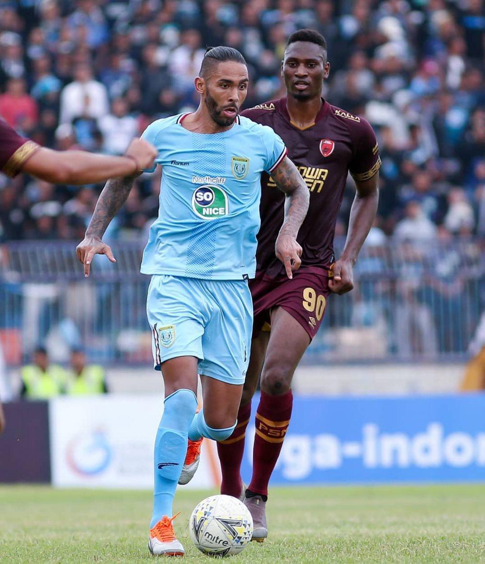 Bek Persela Lamongan Demerson Bruno (kiri) yang lolos dari hadangan penyerang PSM Makassar Amido Balde (kanan) dalam laga pekan ke-31 yang berlangsung di Stadion Surajaya Lamongan, Jawa Timur, 7 Desember 2019. (Instagram.com/perselafc)