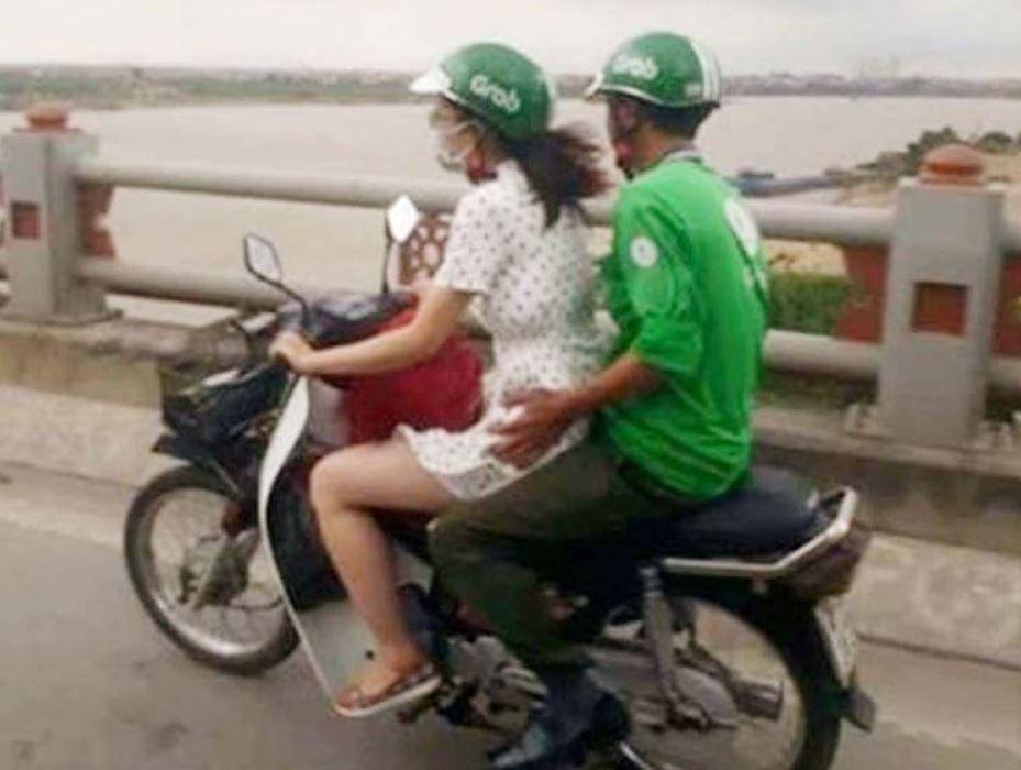 driver ojek online dibonceng penumpang (1cak.com)