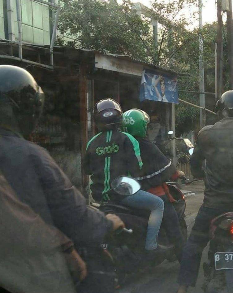 driver ojek online dibonceng penumpang (instagram.com/newdramaojol.id)