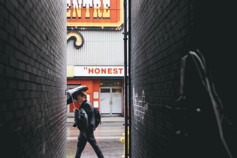 foto yang memuat tulisan "honest" (unsplash.com/drewbutter)
