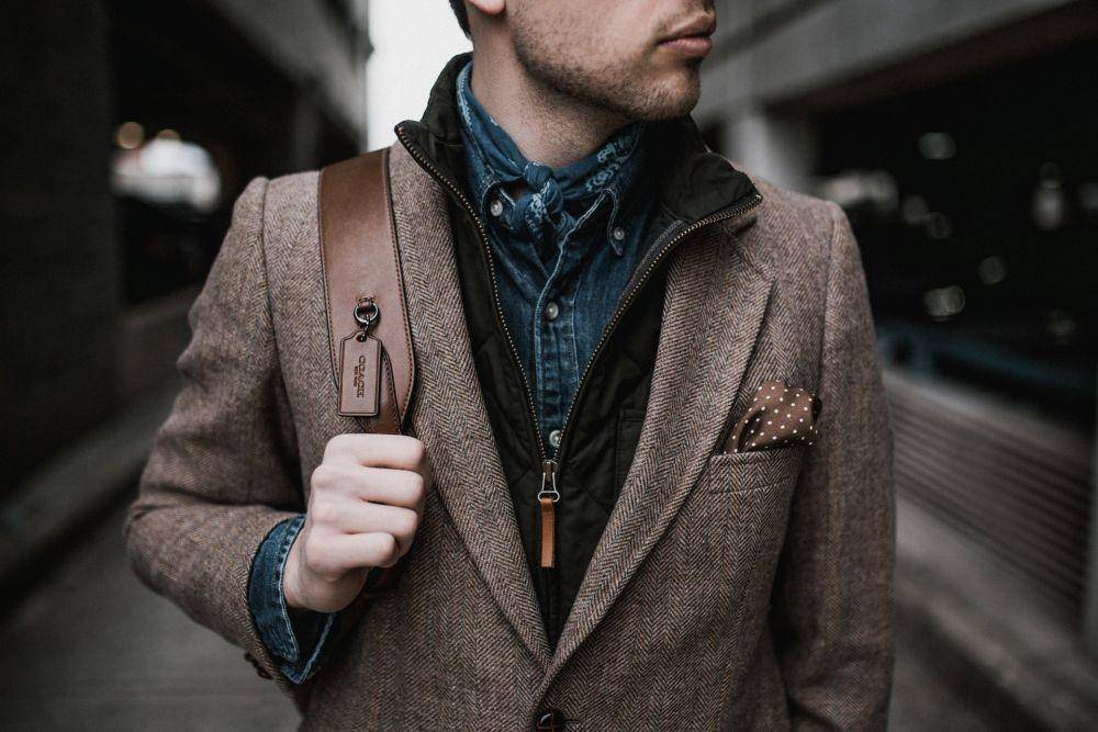 Ilustrasi tampilan smart casual pria (unsplash.com/Andrew Neel)
