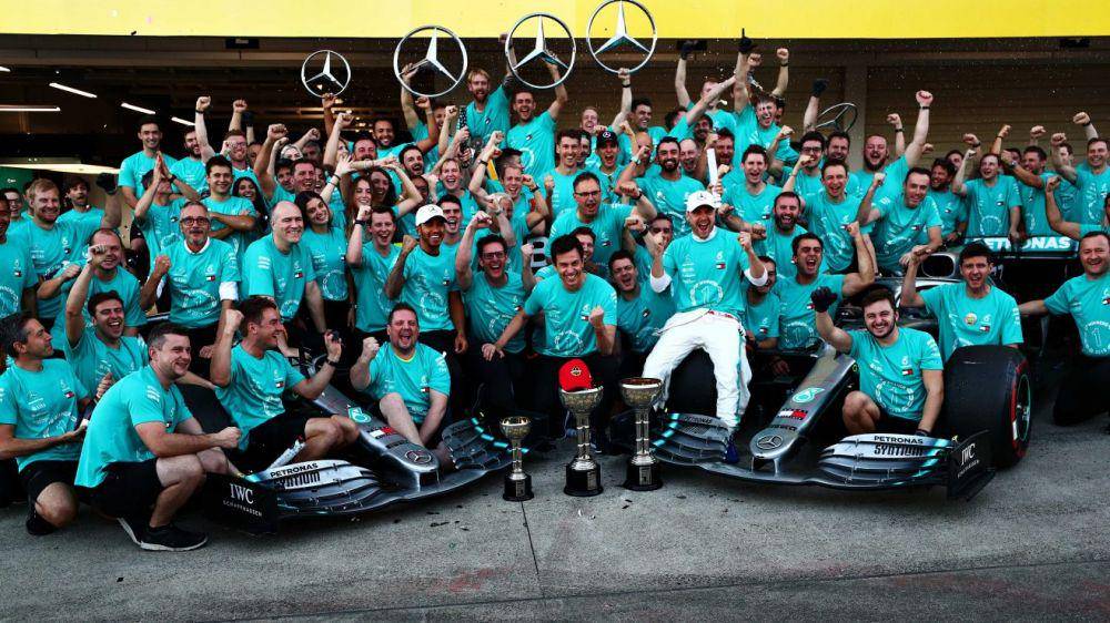 Valtteri Bottas dan Lewis Hamilton berforo bersama kru Mercedes. (formula1.com)