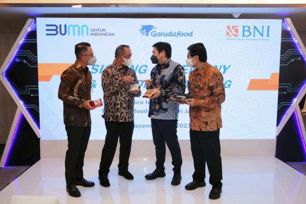 Direktur Corporate Banking BNI Silvano Rumantir, Direktur Utama BNI Royke Tumilaar Direktur, Utama Garudafood Hardianto Atmadja dan Direktur Garudafood Robert Chandrakelana Adjie berbincang-bincang dalam acara Signing Ceremony & Corporate Meeting dalam rangka pembiayaan Rp1 triliun BNI kepada Garudafood, Selasa (30/11/2021). (Dok. BNI)