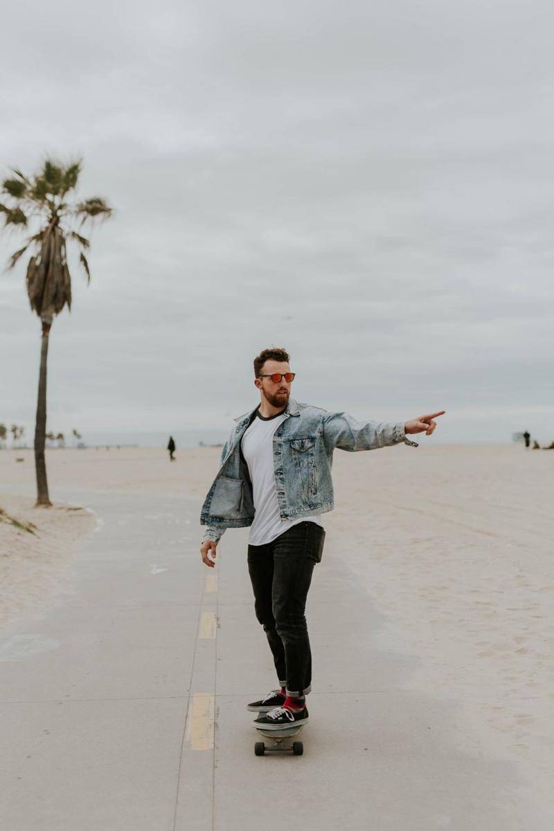 Ilustrasi sneakers pria (unsplash.com/Brooke Cagle)