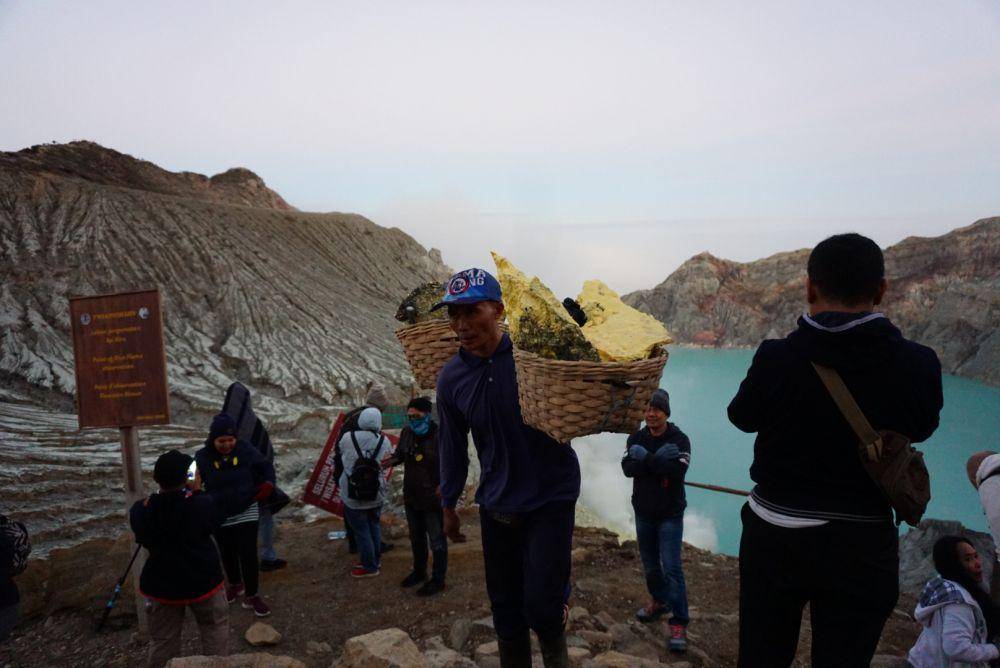 Penambang belerang. IDN Times/Mohamad Ulil Albab