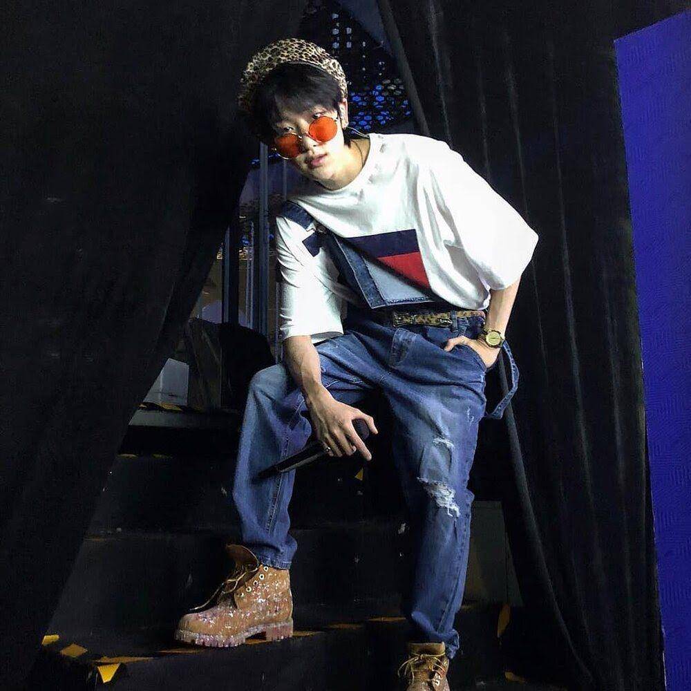 foto The8 dengan setelan jump suit (thekrazemag.com)