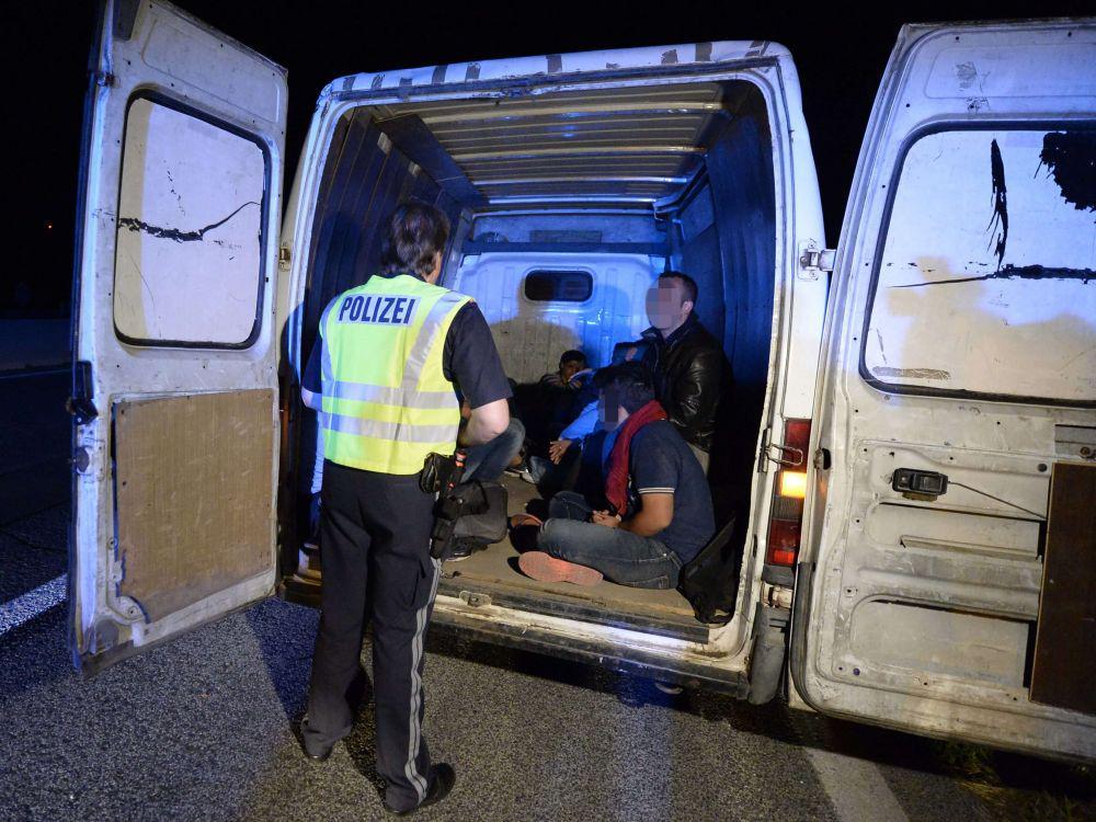 Mobil van yang digunakan untuk menyelundupkan migran ke Austria. (twitter.com/DailyWorld24)