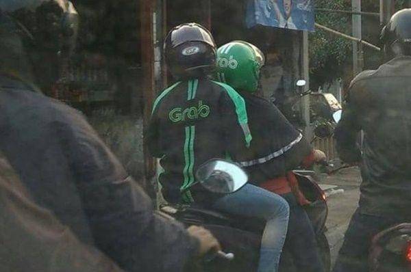 driver ojek online dibonceng penumpang (instagram.com/newdramaojol.id)