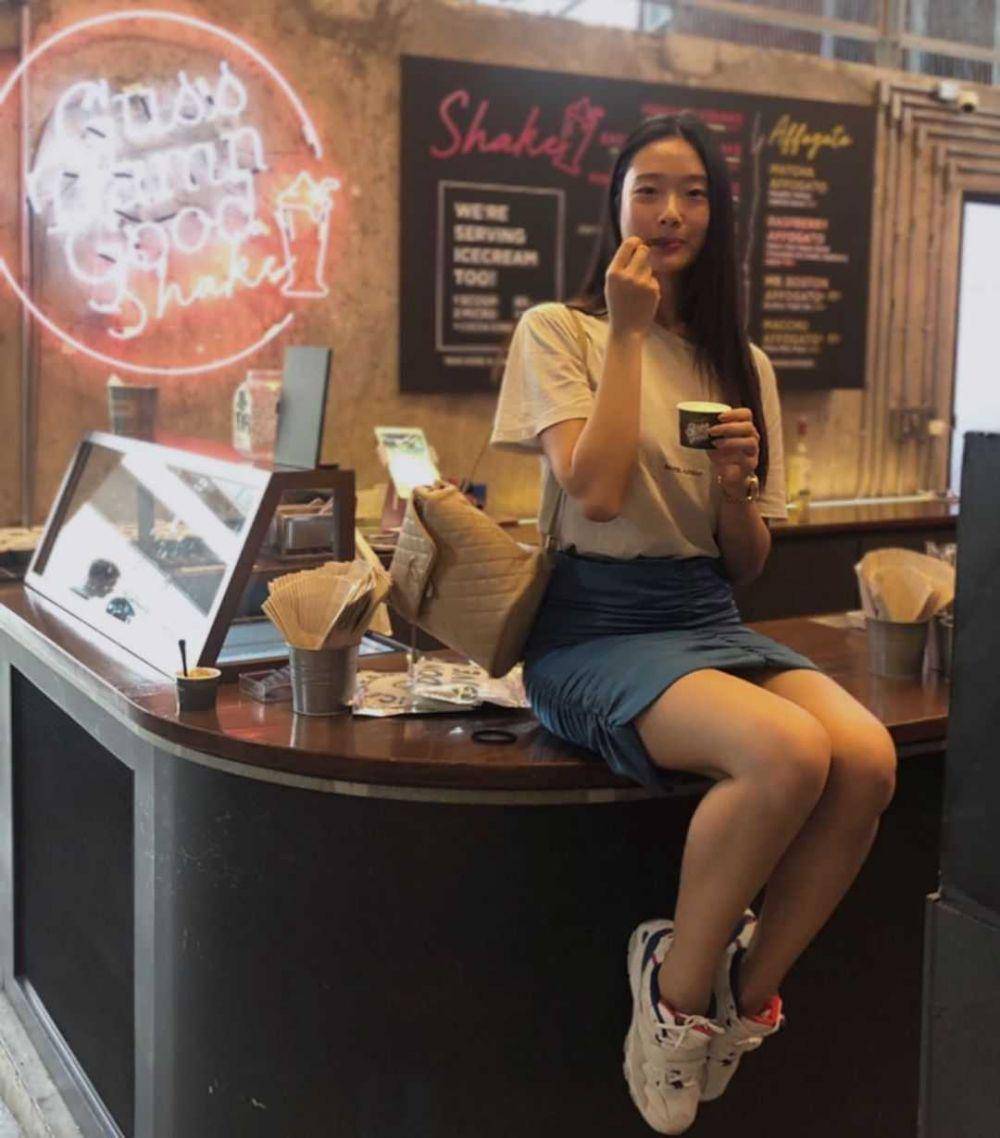 potret padu padan rok ala Aokbab Chutimon (instagram.com/aokbab)