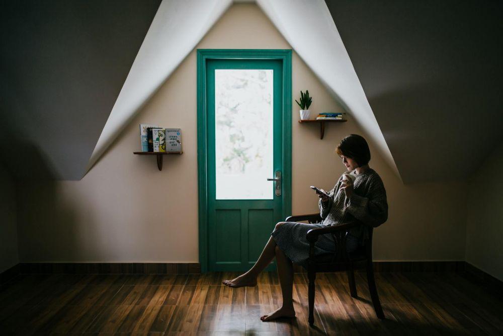 Ilustrasi melihat HP (unsplash.com/Anthony Tran)