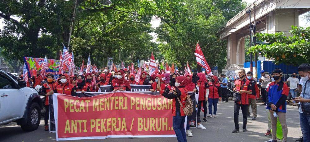 Elemen serikat buruh demo di Kantor Gubernur Sumsel tuntut kenaikan upah (IDN Times/istimewa)
