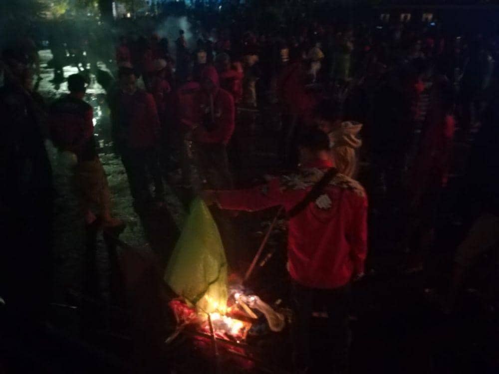 Demo Buruh di Gedung Sate Bertahan Sampai Malam, Sempat Bakar Atribut