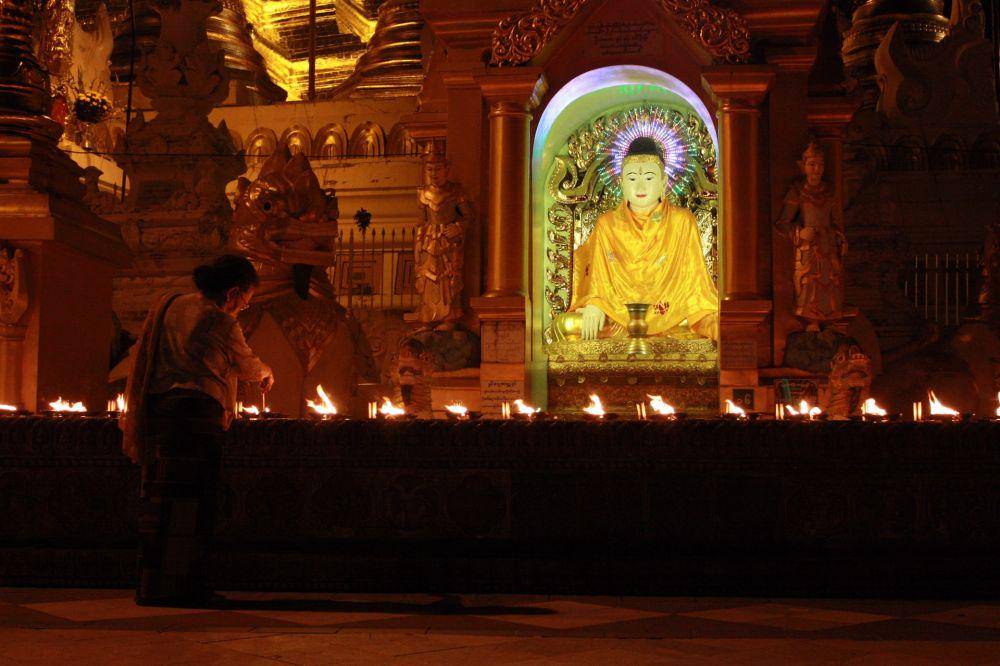 Shwedagon Pagoda (unsplash.com/Julie Ricard)