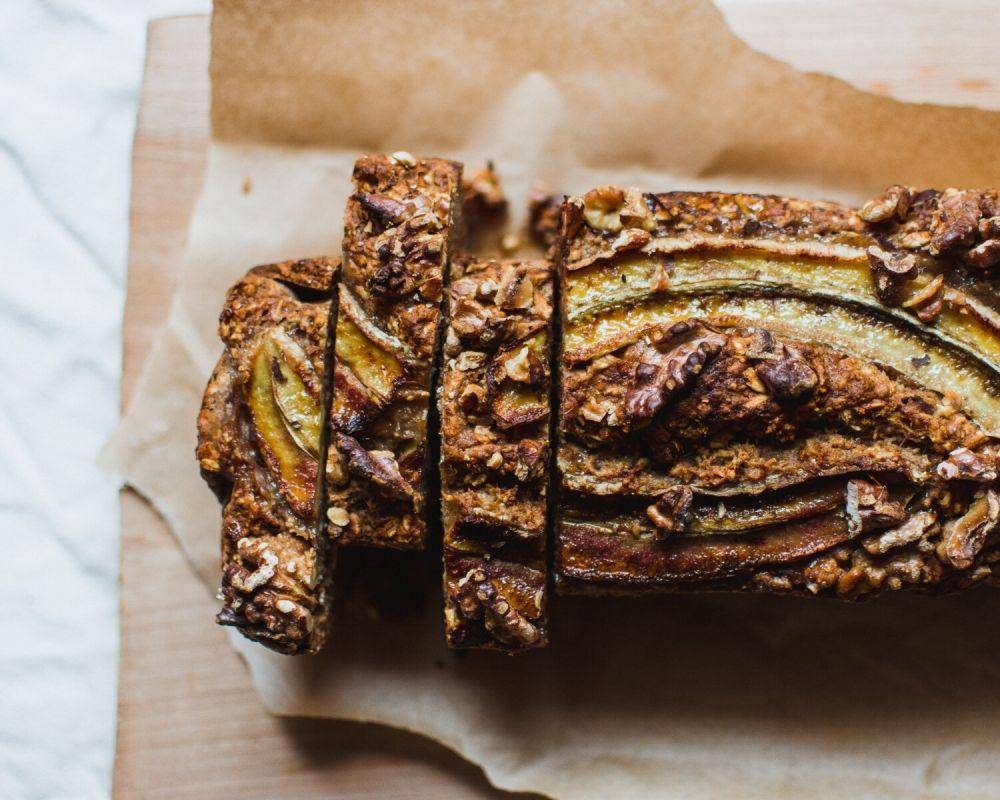 ilustrasi black bottom banana bread (unsplash.com/Klara Avsenik)