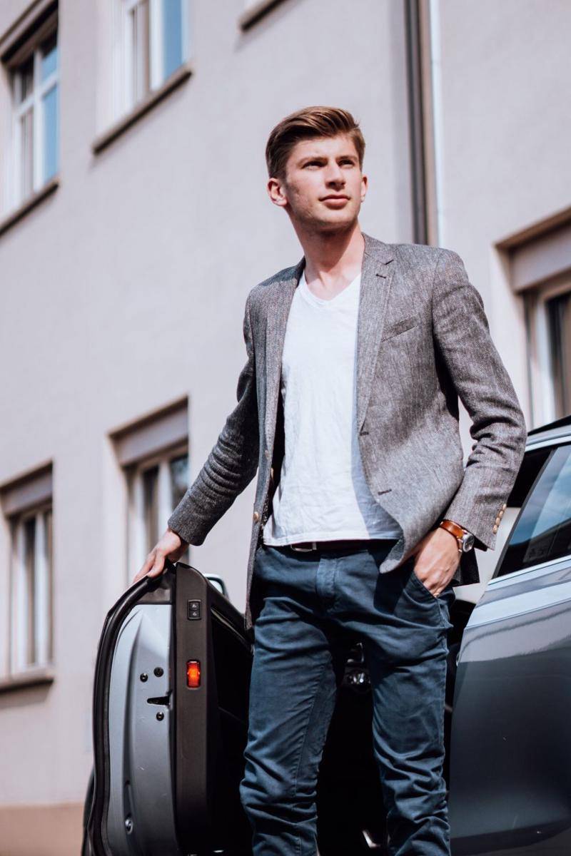 Ilustrasi blazer pria (unsplash.com/Lars Kienle)