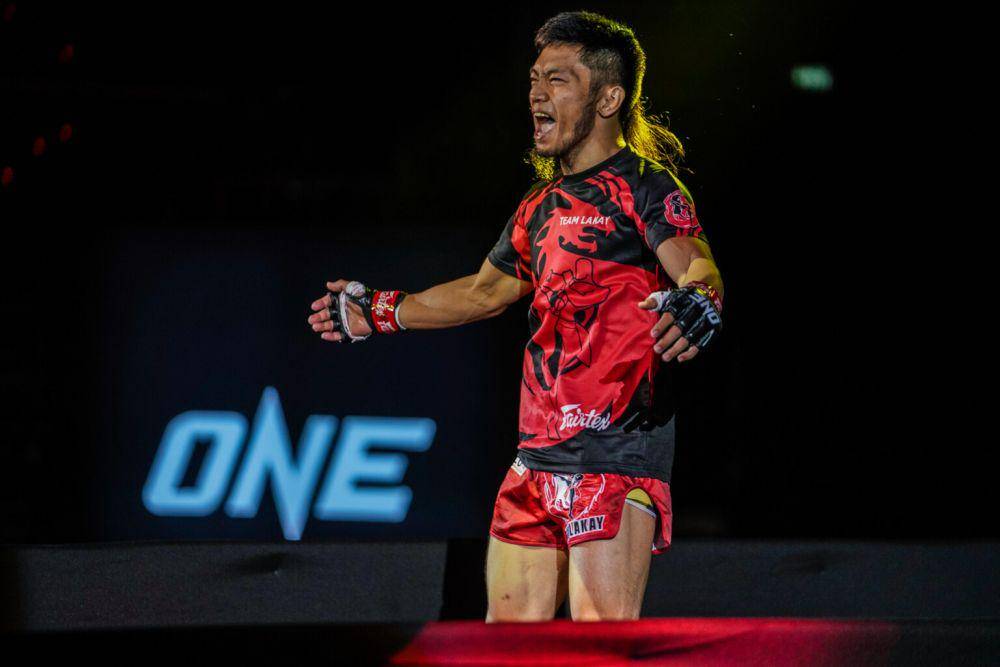 Petarung MMA Filipina, Lito Adiwang, berjalan memasuki arena. (dok. ONE Championship)