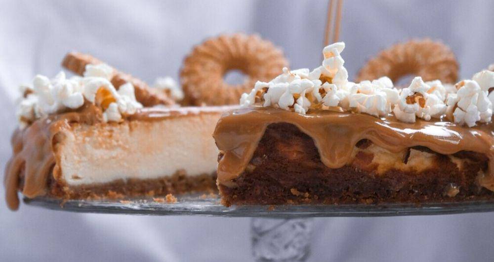 ilustrasi black bottom cheesecake (unsplash.com/Mateusz D)