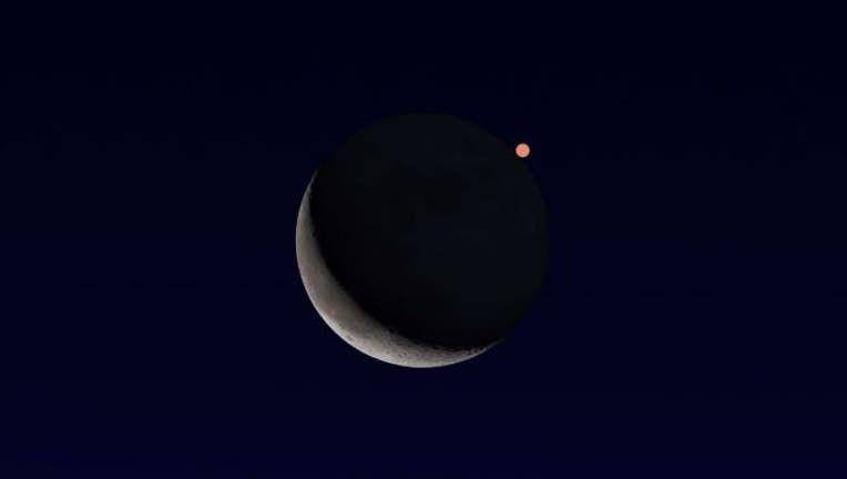 Bulan (dalam fase Sabit) dan Mars (fox5ny.com)