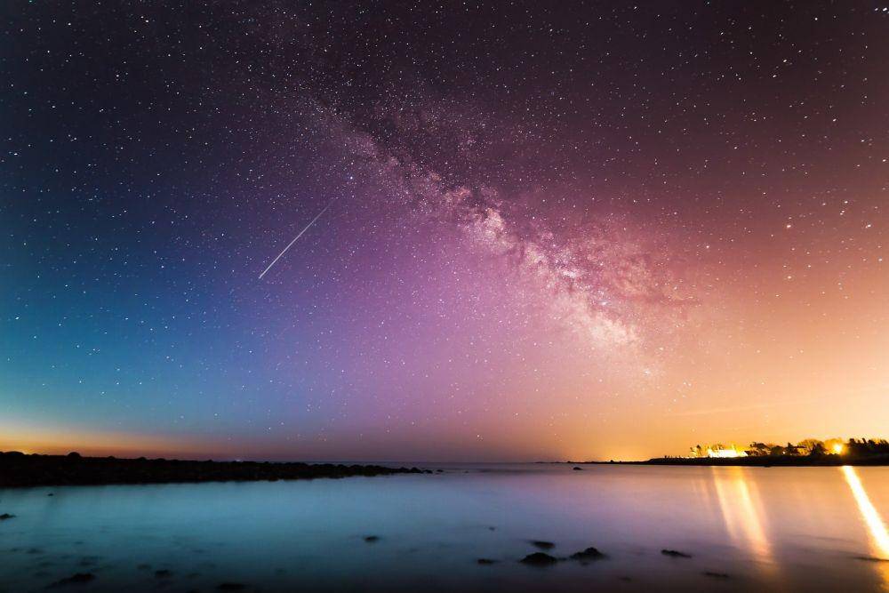 ilustrasi pemandangan langit malam (unsplash.com/Kristopher Roller)
