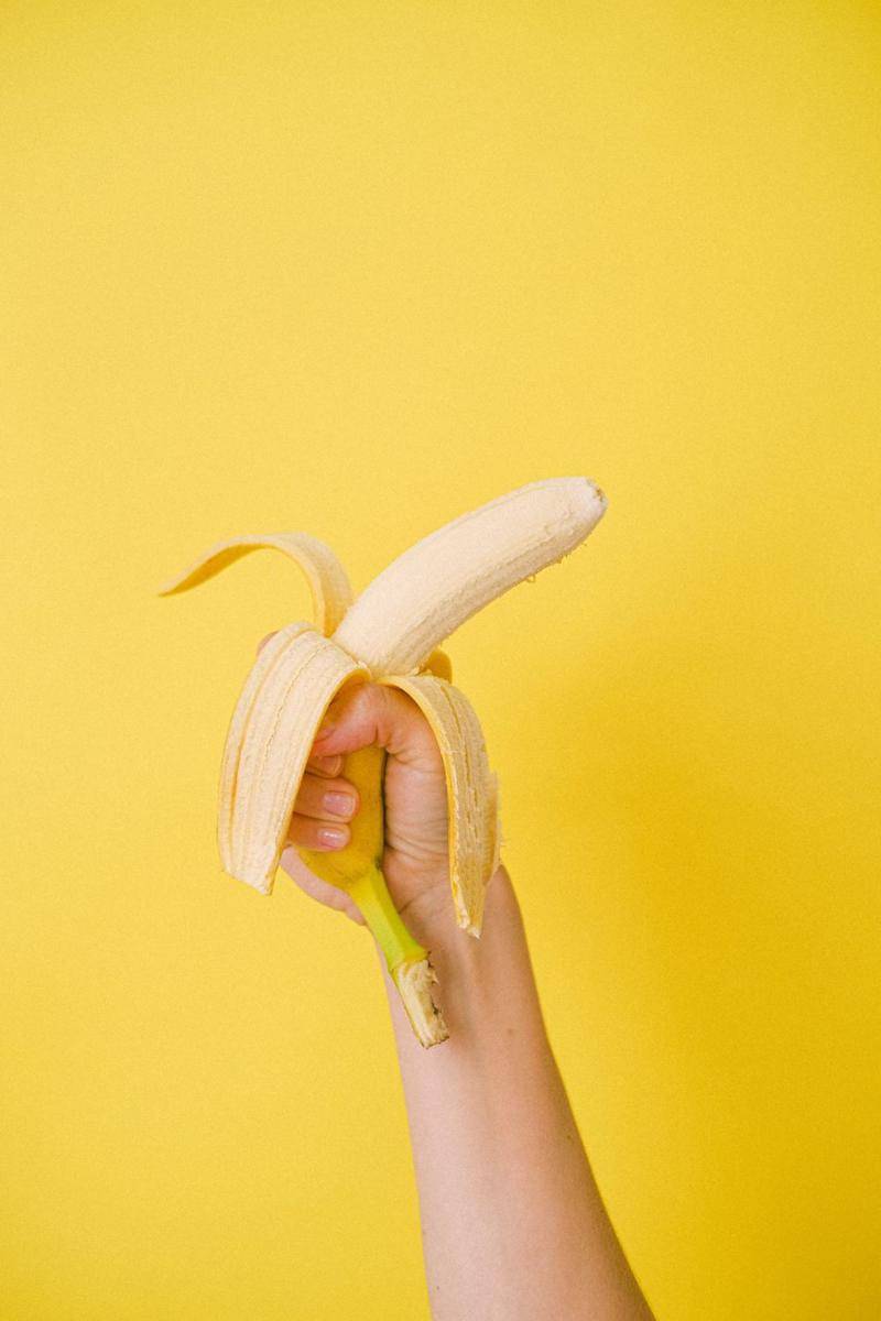 ilustrasi makan pisang (pexels.com/ Anna)